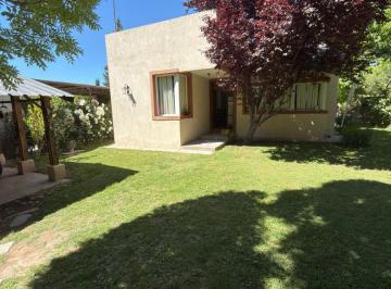 Casa de 5 ambientes, Cruz de Piedra · Casa en Barrio Los Cerezos – 4 Dorm., Segura y con Potencial de Ampliación