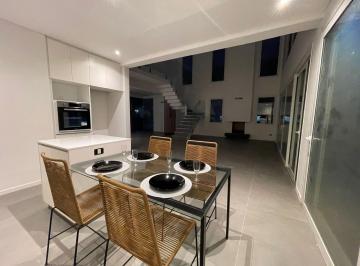 Casa · 251m² · 5 Ambientes · 1 Cochera · Casa en Venta en El Barrio Las Tipas Nordelta