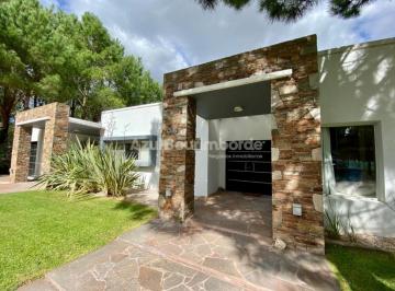 Casa · 300m² · 5 Ambientes · 1 Cochera · 1060 - del Lazo