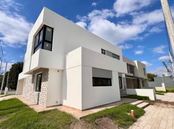 Casa · 273m² · 3 Dormitorios · 2 Cocheras · Casa en Tejas del Sur