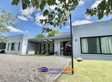 Casa · 260m² · 4 Ambientes · 4 Cocheras · Casa en Venta en La Primavera, Lujan
