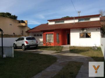 Casa · 240m² · 5 Ambientes · 1 Cochera · Casa en Venta - 3 Dorm. 2 Baños - Cochera - 400 m² - Mar del Tuyú