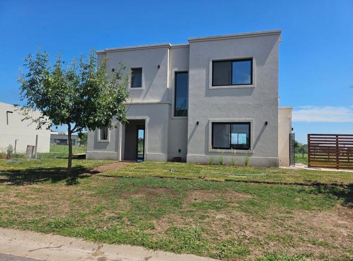 Casa · 160m² · 5 Ambientes · 2 Cocheras