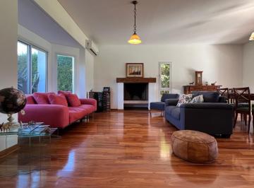 Casa · 325m² · 5 Ambientes · 2 Cocheras · Venta - Casa 3 Dorm. - Playroom - Dependencia Servicio - Piscina - Galeria - Apto Crédito