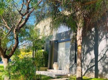 bb1db686-39b9-489e-8139-fb848f779d41.jpg · Casa Moderna a La Launa, 4 Dorm., Amarra, Pileta, Yazuzzi, Sauna en Barrio San Isidro Labrador