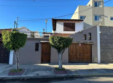 Casa · 175m² · 5 Ambientes · 1 Cochera · Casa en Venta - 3 Dorm. 4 Baños - Cochera - 283 m² - Lanús Oeste