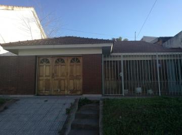 Casa · 140m² · 4 Ambientes · 1 Cochera · Casa en Venta - 2 Dorm. 1 Baño - 300 m² - Lomas de Zamora