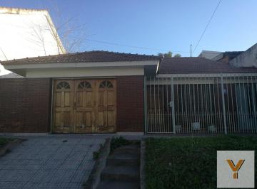 Casa · 140m² · 4 Ambientes · 1 Cochera · Casa en Venta - 2 Dorm. 1 Baño - 300 m² - Lomas de Zamora