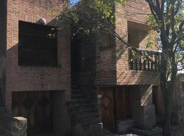 Casa · 240m² · 6 Ambientes · 1 Cochera · Casa en Venta - 4 Dorm. 3 Baños - Córdoba