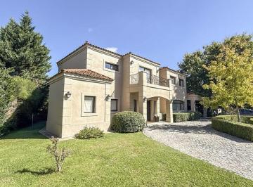 Casa · 362m² · 9 Ambientes · 1 Cochera · Espectacular Casa en Venta en Estancias del Pilar - Barrio Champagnat