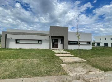 Casa · 950m² · 2 Dormitorios · 4 Cocheras · Casa en Venta en San Sebastián Area 1