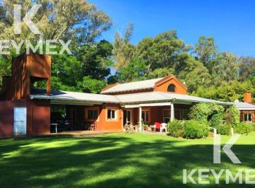 Casa · 212m² · 5 Ambientes · 2 Cocheras · Venta de Casa de 3 Dorm. en Campos de Roca