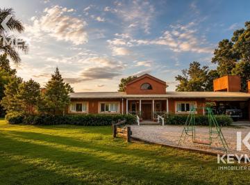 Casa · 212m² · 5 Ambientes · 2 Cocheras · Venta de Casa de 3 Dorm. en Campos de Roca