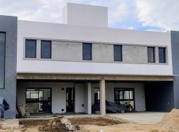 Casa · 157m² · 3 Dormitorios · 2 Cocheras · Venta Casa en Prados de Manantiales