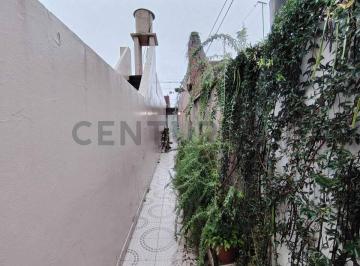 Casa · 90m² · 5 Ambientes · Oportunidad en Barrio Las Delicias: Amplia Casa de Pasillo – 3 Dorm. y Parrillero
