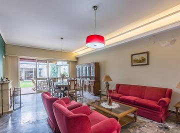 Casa · 223m² · 6 Ambientes · 2 Cocheras · Venta Casa en Saenz Peña con Garage, Jardín, Quincho y Pileta.