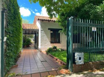 Casa · 210m² · 6 Ambientes · 1 Cochera · Casa en Venta en La Plata: 62 Entre 8 y 9, Casa en 2 Plantas con Cochera, Patio y Quincho.