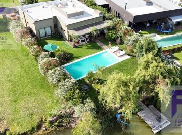 Casa · 210m² · 5 Ambientes · 4 Cocheras · Casa en Venta Canton Puerto