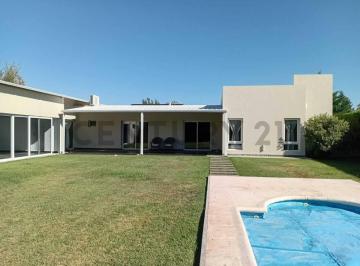 Casa · 240m² · 5 Ambientes · 2 Cocheras · Venta de Casa 3 Dorm. B° Privado Don Emilio, General Roca