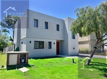 Casa · 185m² · 5 Ambientes · 2 Cocheras · Casa en Santa Elena, Pilar del Este