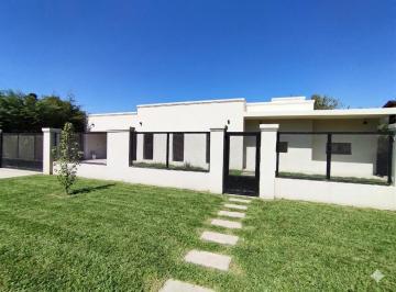 Casa · 194m² · 4 Ambientes · 4 Cocheras · Casa 4 Ambientes a Estrenar en Venta en Loma Verde Escobar con Parque Piscina y Apto Credito