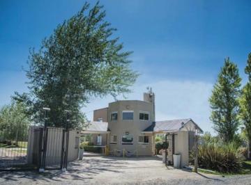 Casa · 142m² · 3 Ambientes · 2 Cocheras · Venta Casa 3 Ambientes Barrio Domselaar Chico Pileta Parrilla Lavadero