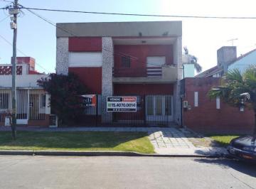 Casa · 165m² · 5 Ambientes · 2 Cocheras · Casa en Venta de 2 Plantas con Jardin, Quincho, Garage, Balcon y Terraza - Banfield