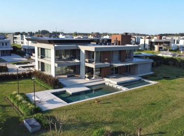 Casa · 1110ha · 8 Ambientes · 10 Cocheras · Casa en Venta en La Providencia, Al Polo