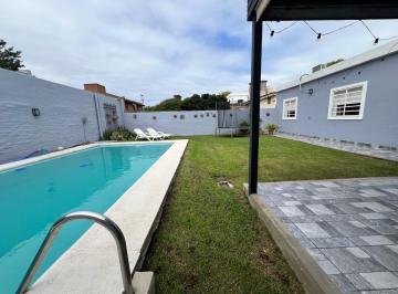 Casa · 185m² · 3 Ambientes · 1 Cochera · Apto Credito! Casa de 4 Dorm. con Pileta!