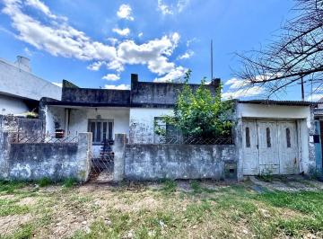 Casa · 80m² · 3 Ambientes · 2 Cocheras · Casa en Venta en Lomas de Zamora, G. B. a. Zona Sur, Argentina