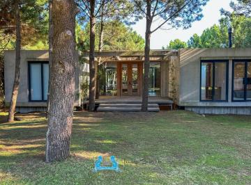 Casa de 6 ambientes, Costa Esmeralda · Casa con 320 m² y 5 Dorm. en Venta en Costa Esmeralda Hormigon Visto
