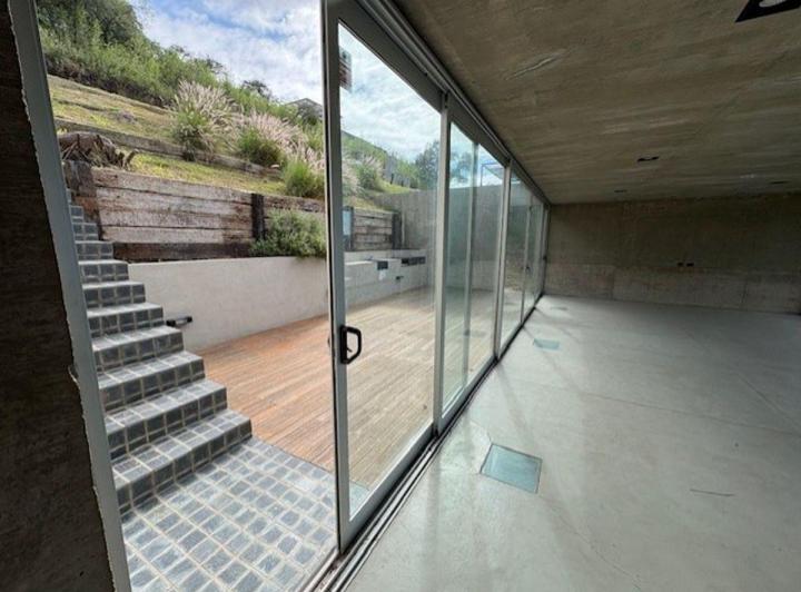Casa · 250m² · 4 Ambientes · 2 Cocheras