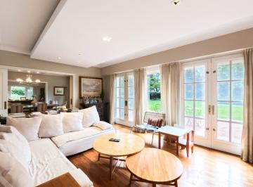 Casa · 600m² · 13 Ambientes · 2 Cocheras · Venta de Casa 13 Ambientes con Pileta en Acassuso, San Isidro