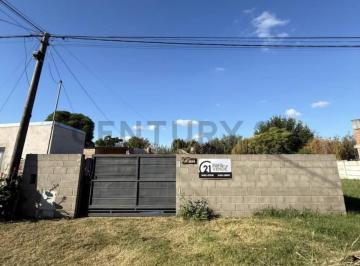 Quinta vacacional · 76m² · 4 Ambientes · 1 Cochera · Quinta con Amplio Parque y Potencial de Renta - Venado Tuerto