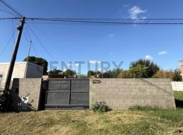 Quinta vacacional · 76m² · 4 Ambientes · 1 Cochera · Quinta con Amplio Parque y Potencial de Renta - Venado Tuerto