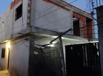 Casa de 4 ambientes, Rosario · Vendo Casa de Pasillo Ancho