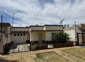 Casa · 80m² · 3 Ambientes · 2 Cocheras · Casa 3 Amb con Gran Jardín – Lote Propio