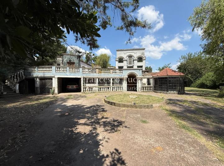 Casa · 800m² · 5 Ambientes · 6 Cocheras