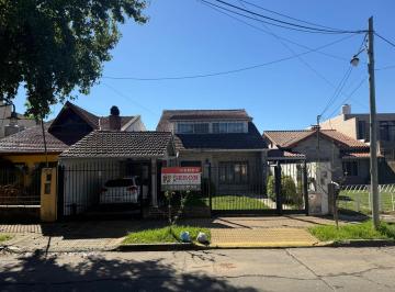 Casa · 180m² · 6 Ambientes · 3 Cocheras · Importante Chalet en 2 Plantas - 10 X 50 m - Excelente Ubi