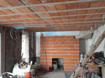 Casa · 144m² · 7 Ambientes · Venta - Casa de Pasillo Tres Dorm. con Patio, Pileta, Parrillero y Quincho - Centro
