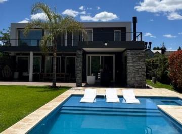 Casa · 360m² · 5 Ambientes · 4 Cocheras · Casa de 5 Amb a La Venta en Estancias del Pilar Barrio El Recuerdo