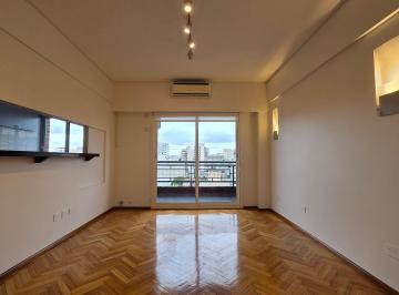 Departamento de 2 ambientes, Caballito · Luminoso 2 Amb en Caballito: Piso Alto con Balcón y Vista Abierta
