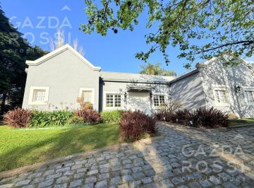 Casa · 155m² · 5 Ambientes · 2 Cocheras · Hermosa Casa en El Rodal!