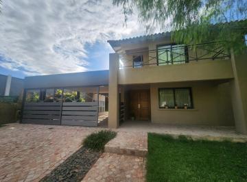 Casa · 220m² · 2 Dormitorios · 2 Cocheras · Casa en B° Terruño de Araoz III