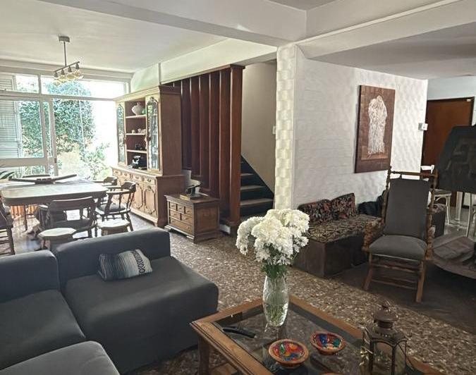 Casa · 240m² · 6 Ambientes · 2 Cocheras