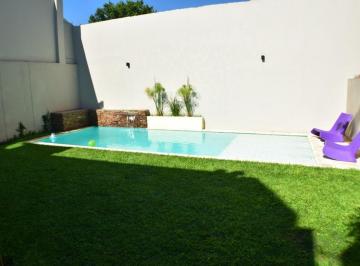 Casa · 200m² · 5 Ambientes · 3 Cocheras · Casa en Ramos Mejia, 5 Ambientes, Jardín, Piscina, Cocheras Cubiertas, Apto Crédito