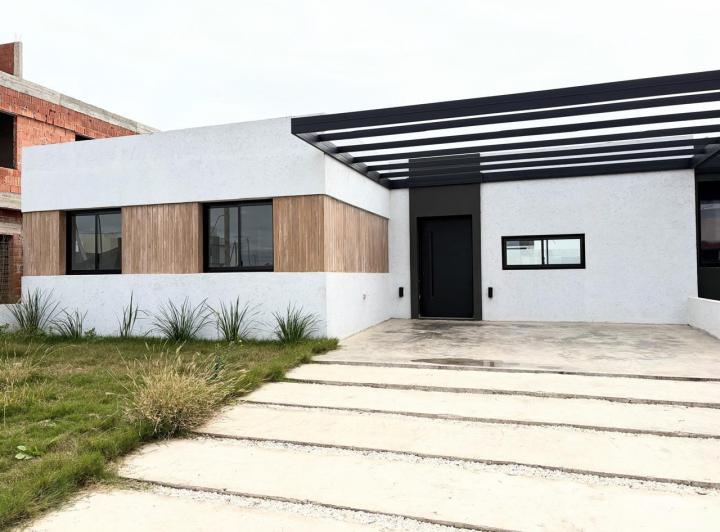 Casa · 140m² · 3 Ambientes · 2 Cocheras