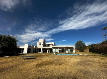 Casa · 258m² · 8 Ambientes · 1 Cochera · Casa en Chacras de Coria