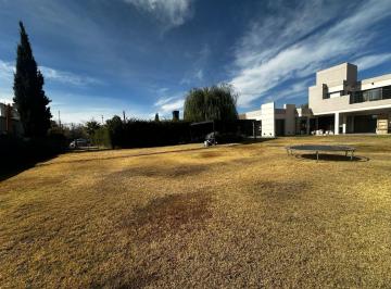 Casa · 258m² · 8 Ambientes · 1 Cochera · Casa en Chacras de Coria