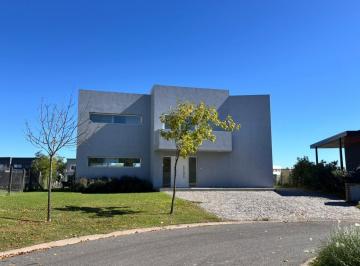 Casa · 204m² · 5 Ambientes · 3 Cocheras · Casa en Venta en El Cantón, Escobar, G. B. a. Zona Norte